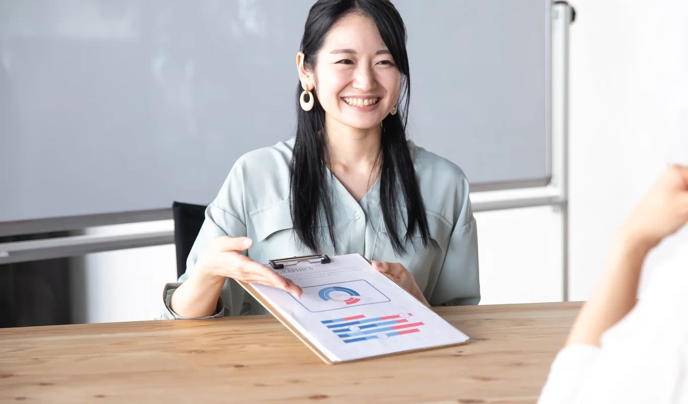 受講者に資料を示しながら対話するファシリテーター