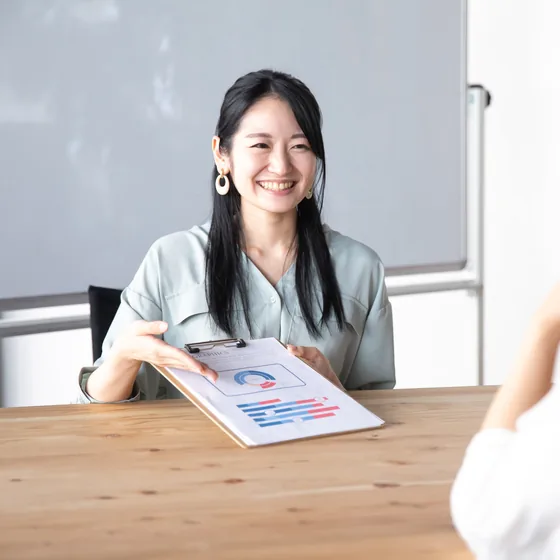 セッションで笑顔を見せる受講者のイメージ